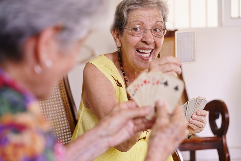 Idosos Aprendendo a Jogar Xadrez Foto de Stock - Imagem de