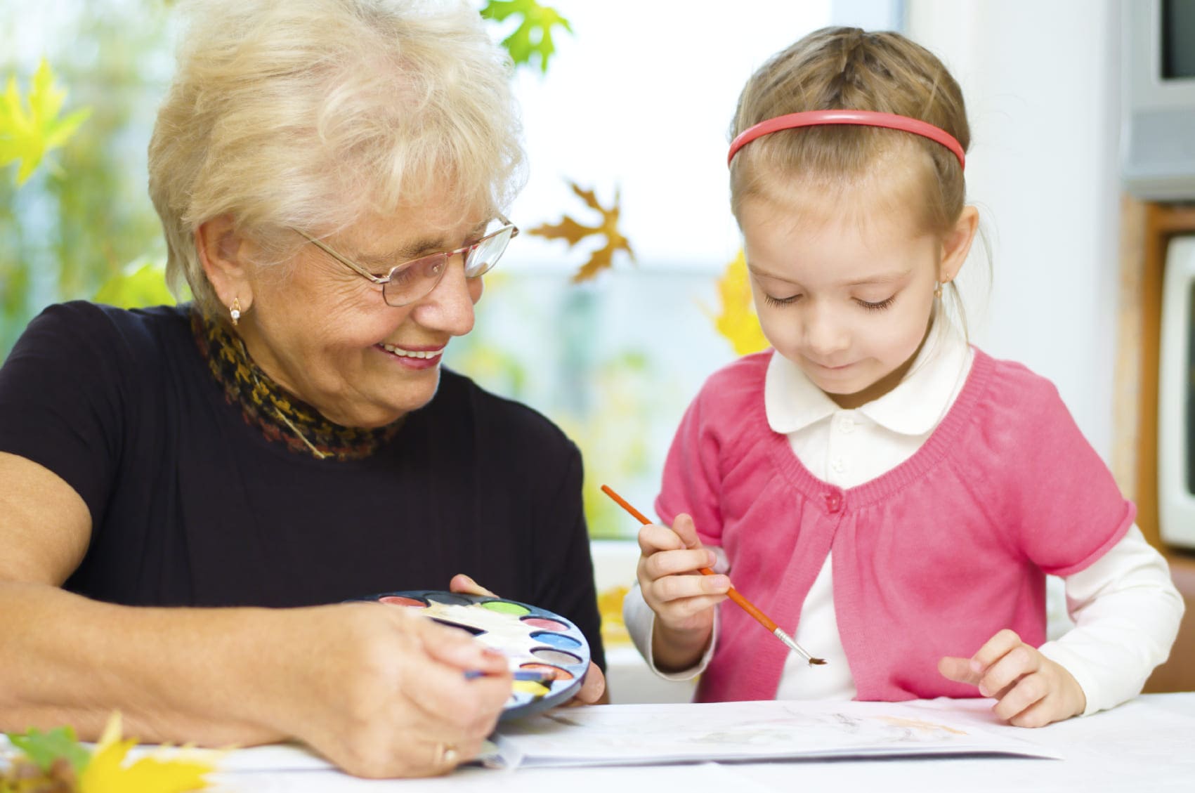 Grandma with them. Бабушка и внучка. Бабушка и внуки. Уроки с бабушкой. Бабушка учит внуков.