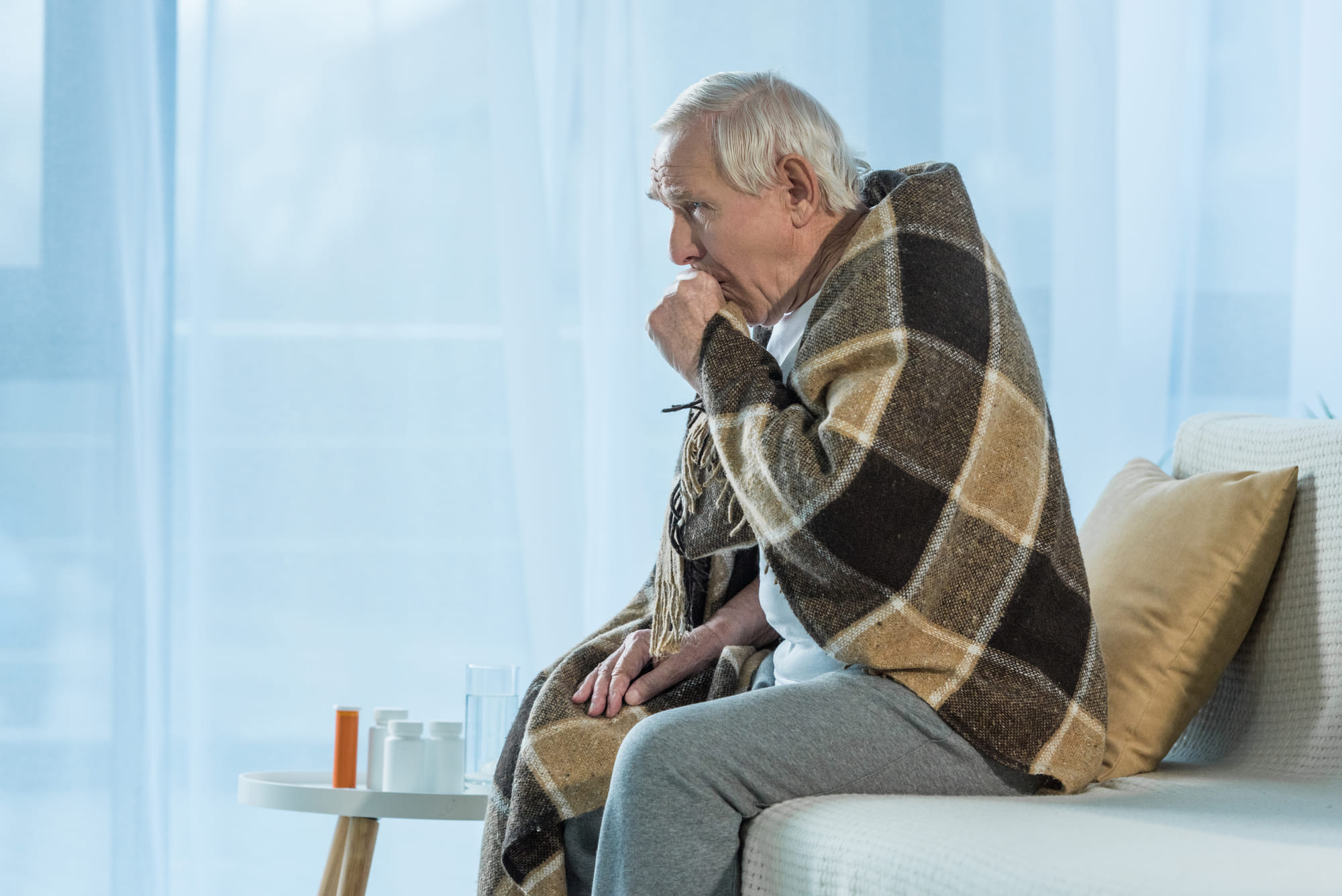 Лечения кашель у пожилых людей. Больные пожилые люди. Болезни пожилых людей. Пожилые люди болеют. Старик кашляет.